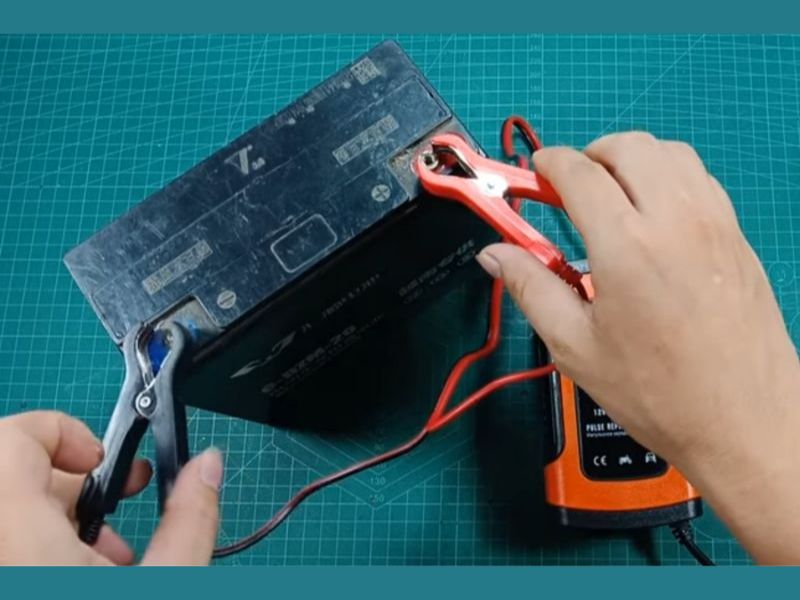 ắc quy khô có sạc được không