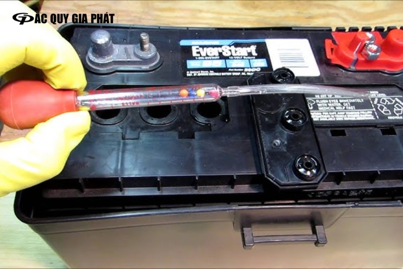Việc đo nồng độ axit trong bình ắc quy là bước bảo dưỡng quan trọng