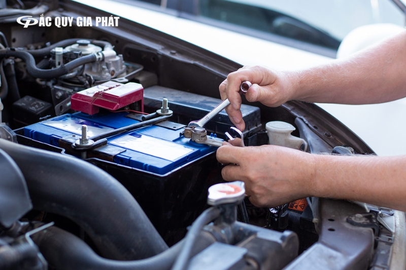 Thay ắc quy mới là giải pháp bắt buộc khi bình đã hư hỏng nặng