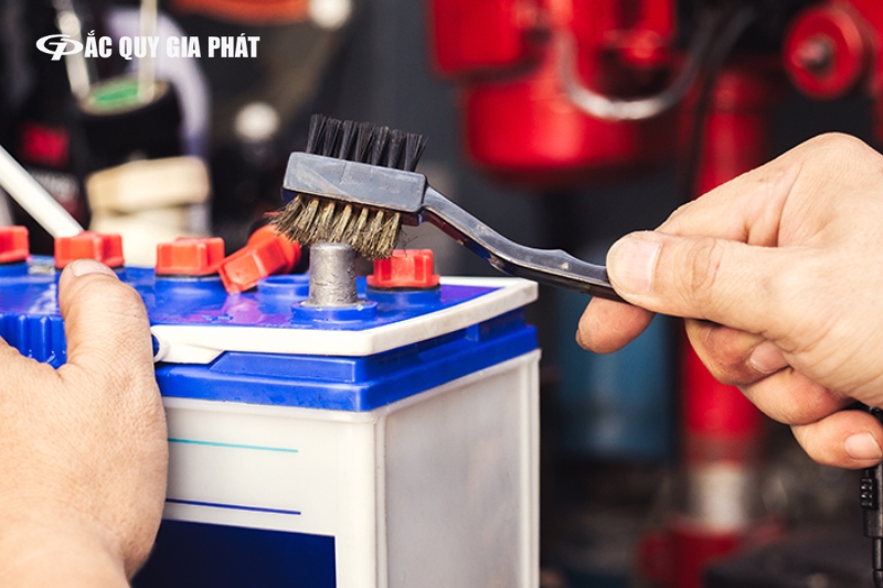 Vệ sinh và sạc bình đúng cách giúp kéo dài tuổi thọ