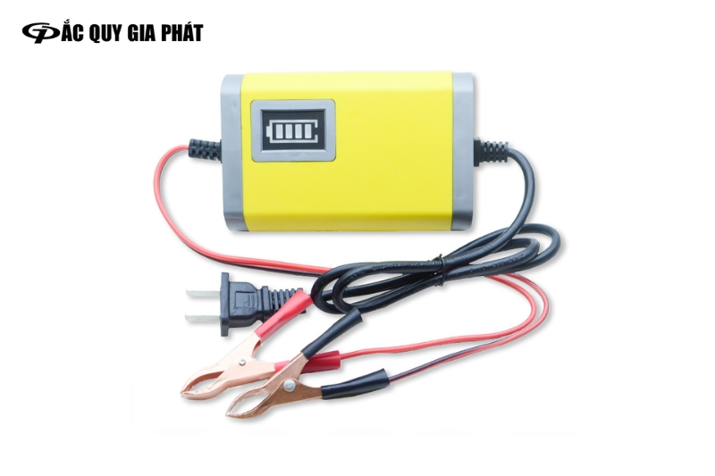 Sử dụng bộ sạc ắc quy xe máy chuyên dụng đảm bảo an toàn
