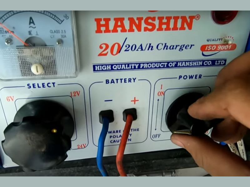 cách sạc acquy xe máy tại nhà