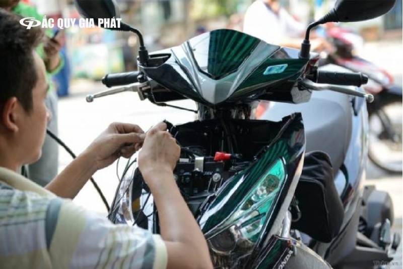 Hướng dẫn cách thay ắc quy xe máy đúng chuẩn