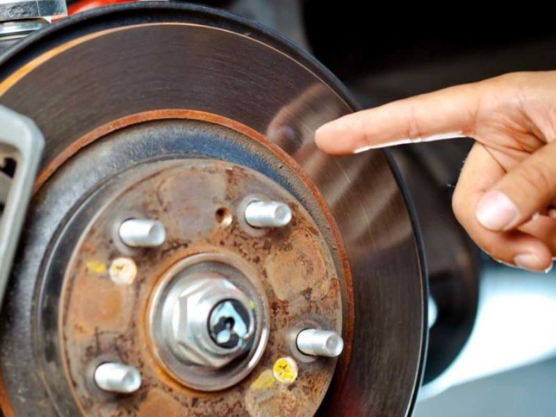 tại sao ắc quy hết điện