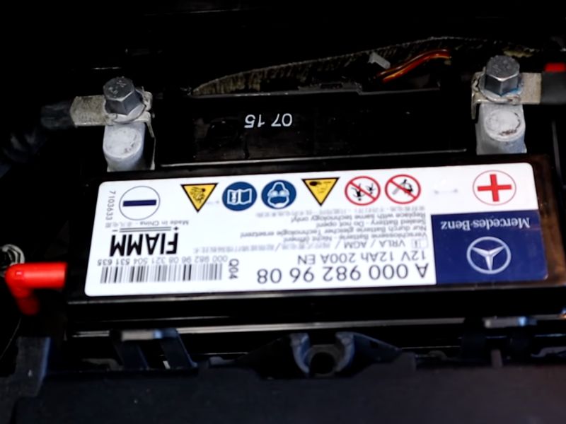 khắc phục lỗi ắc quy phụ xe mercedes
