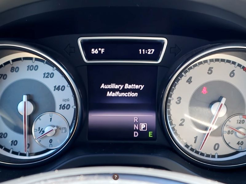 lỗi ắc quy phụ xe mercedes là gì