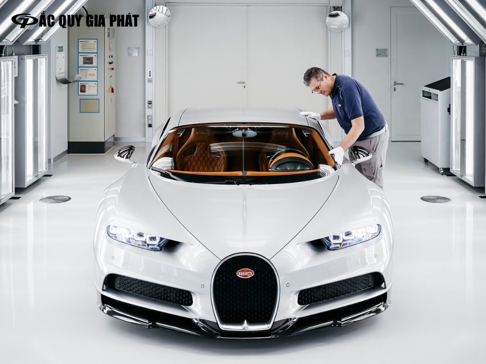 Những chiếc xe sang được gia công tỉ mỉ bởi những nghệ nhân trong ngành siêu xe