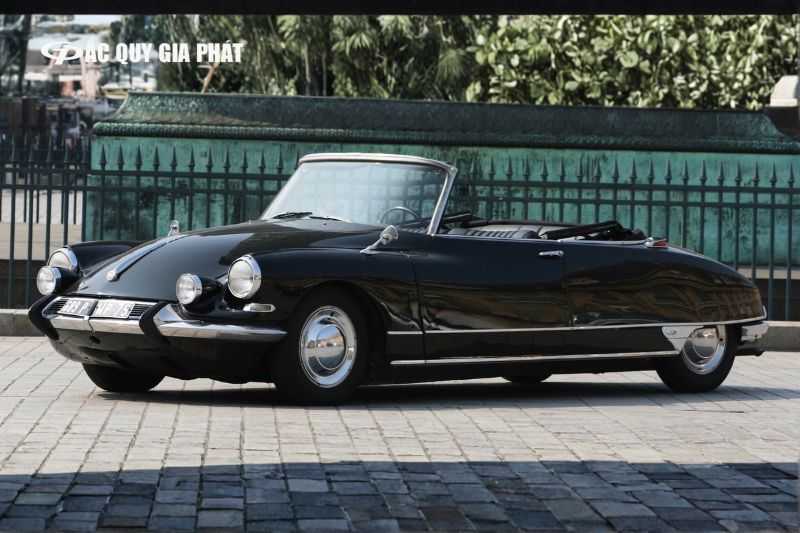 Mẫu xe Citroën DS ra mắt năm 1955