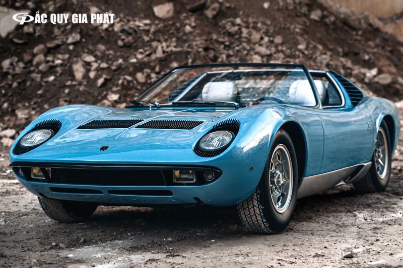 Mẫu xe Lamborghini Miura ra mắt năm 1966