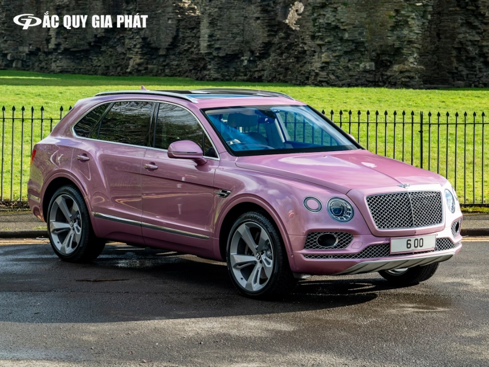 Bentley Bentayga màu hồng chính là phiên bản cá nhân hoá tuỳ order của chủ xe