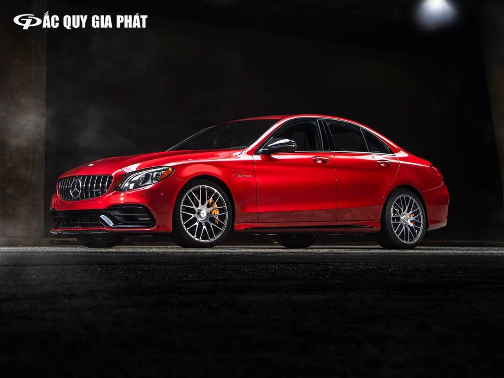 Mercedes C-Class cá tính với màu đỏ Hyacinth