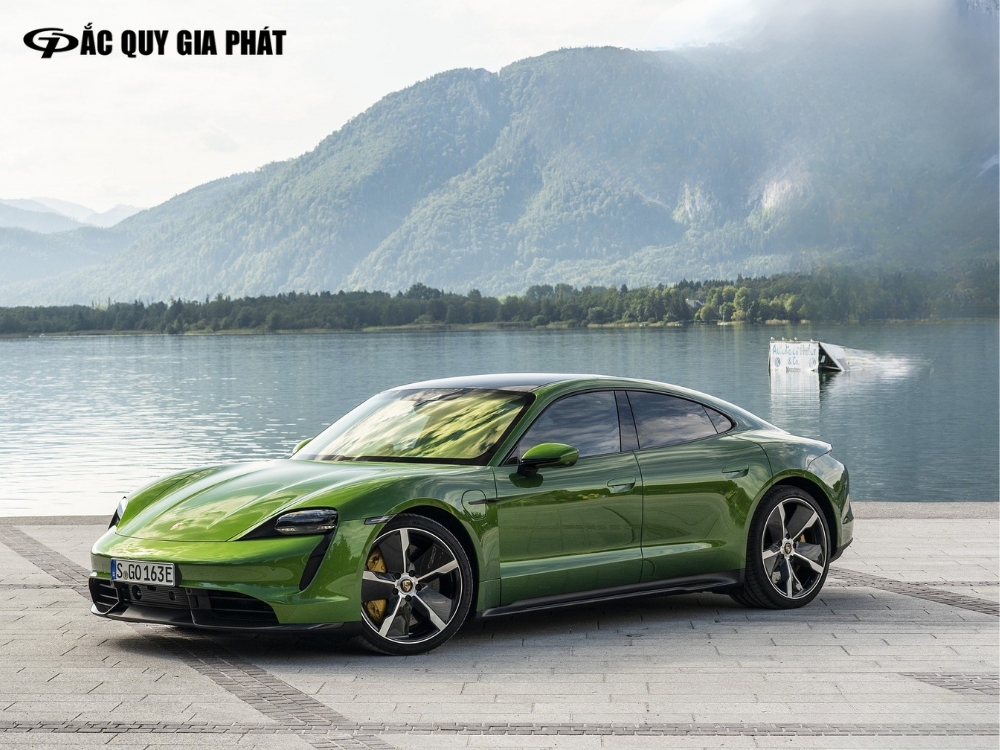 Porsche Taycan dòng xe điện hiệu suất cao có các màu xanh ngọc đặc trưng