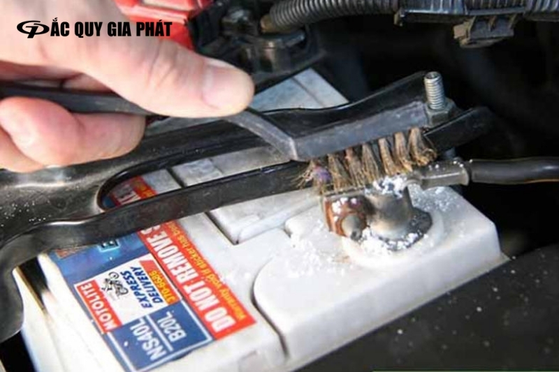 Cần vệ sinh học chứa và 2 đầu cực của ắc quy