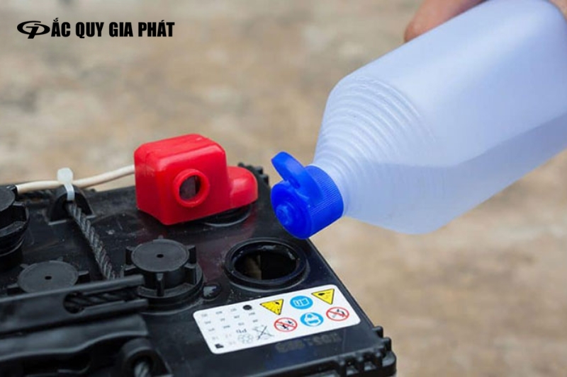 Châm thêm nước cất cho ắc quy nước truyền thống
