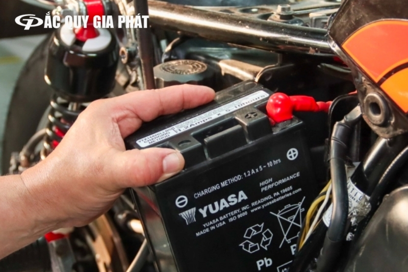 Khi lắp thì cần lắp cực dương trước và cực âm sau