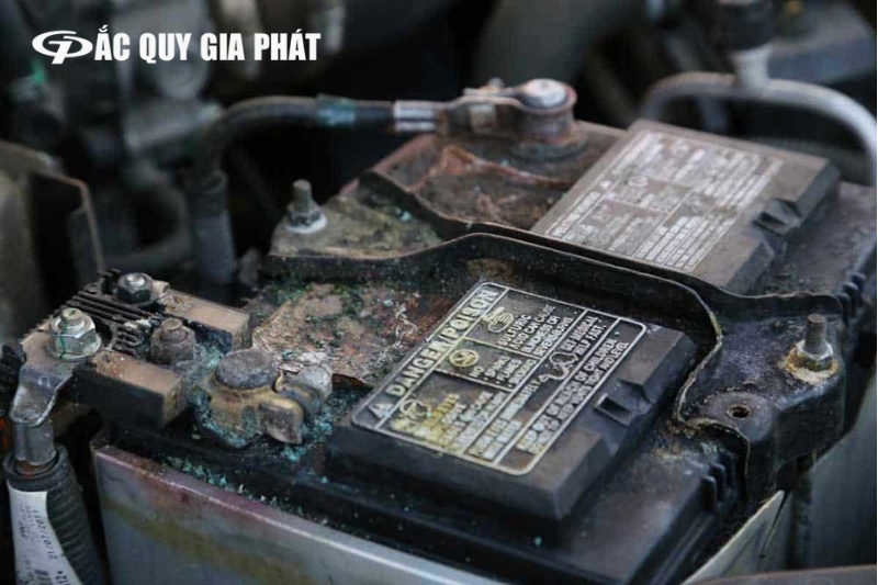 So sánh ắc quy khô và nước về độ an toàn