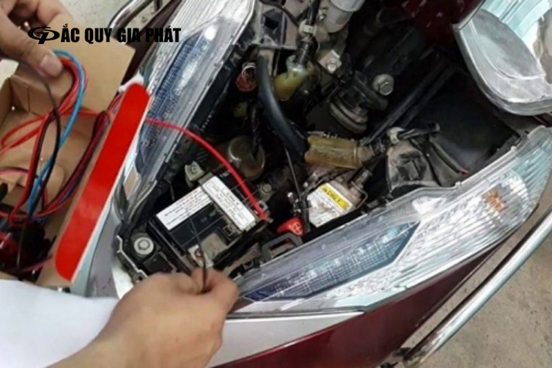 Tháo ắc quy cần tháo cực âm trước và tháo cực dương sau