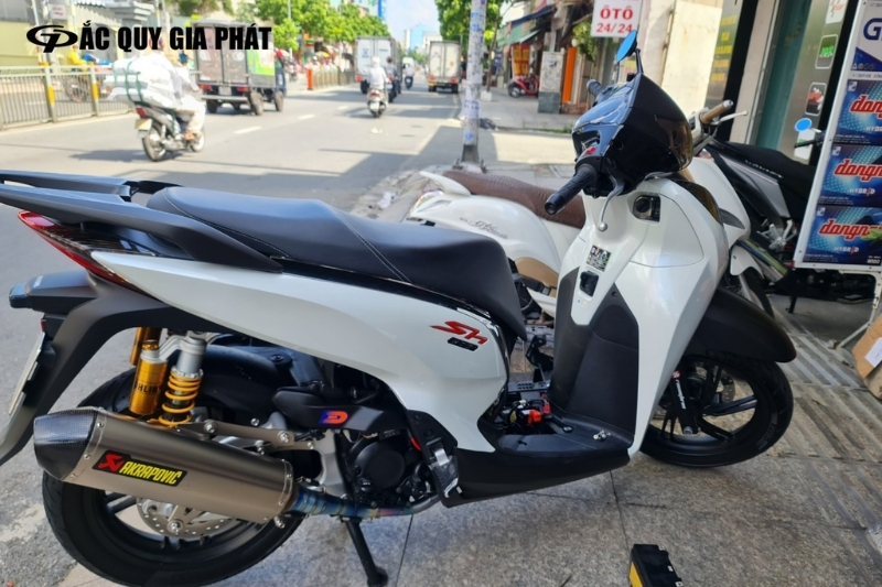 Vị trí để ắc quy ở xe SH Ý là ở hộp chỗ để chân